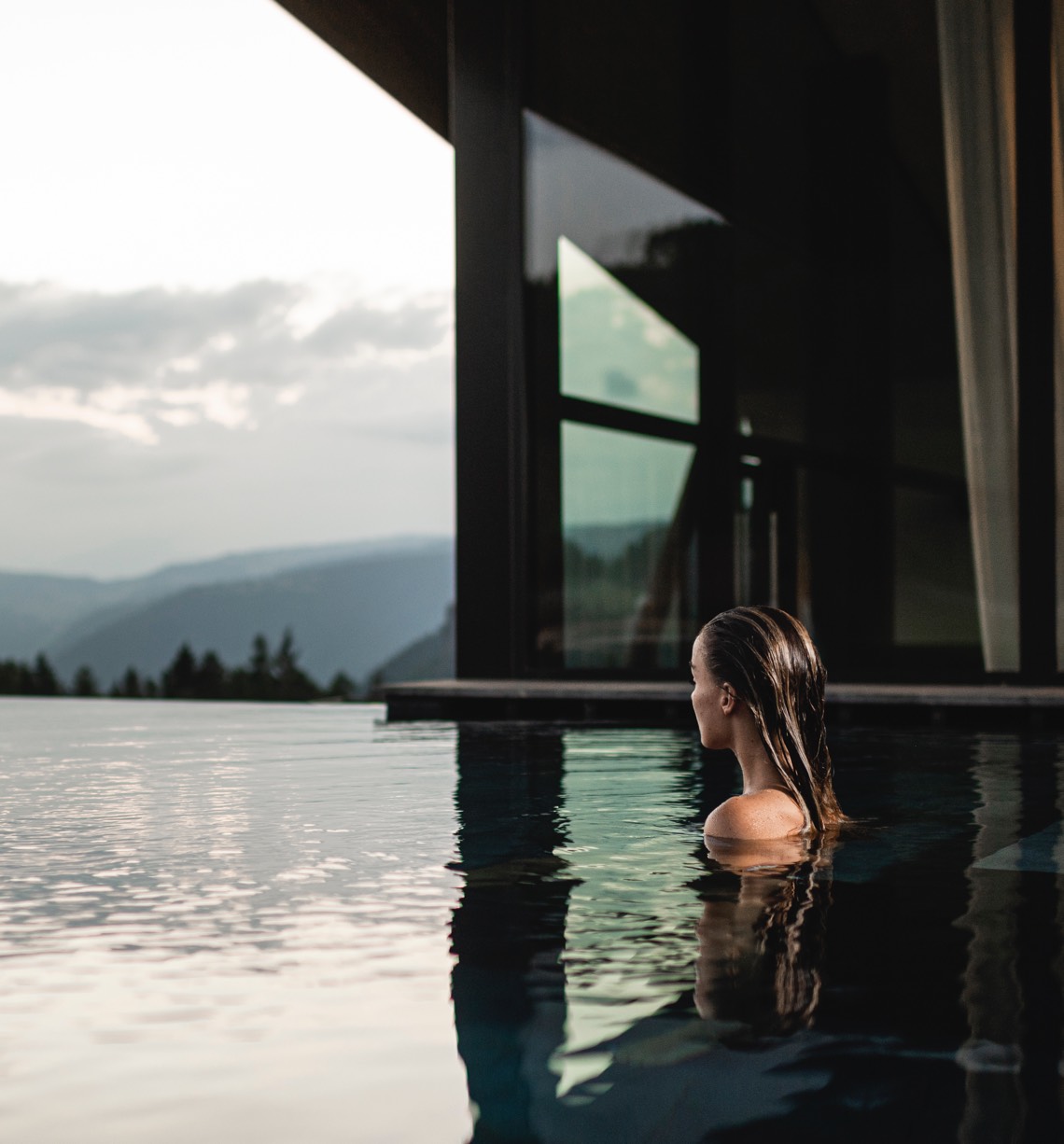Infinity Panorama Pool im Design Hotel AEON in Oberbozen am Ritten, Südtirol